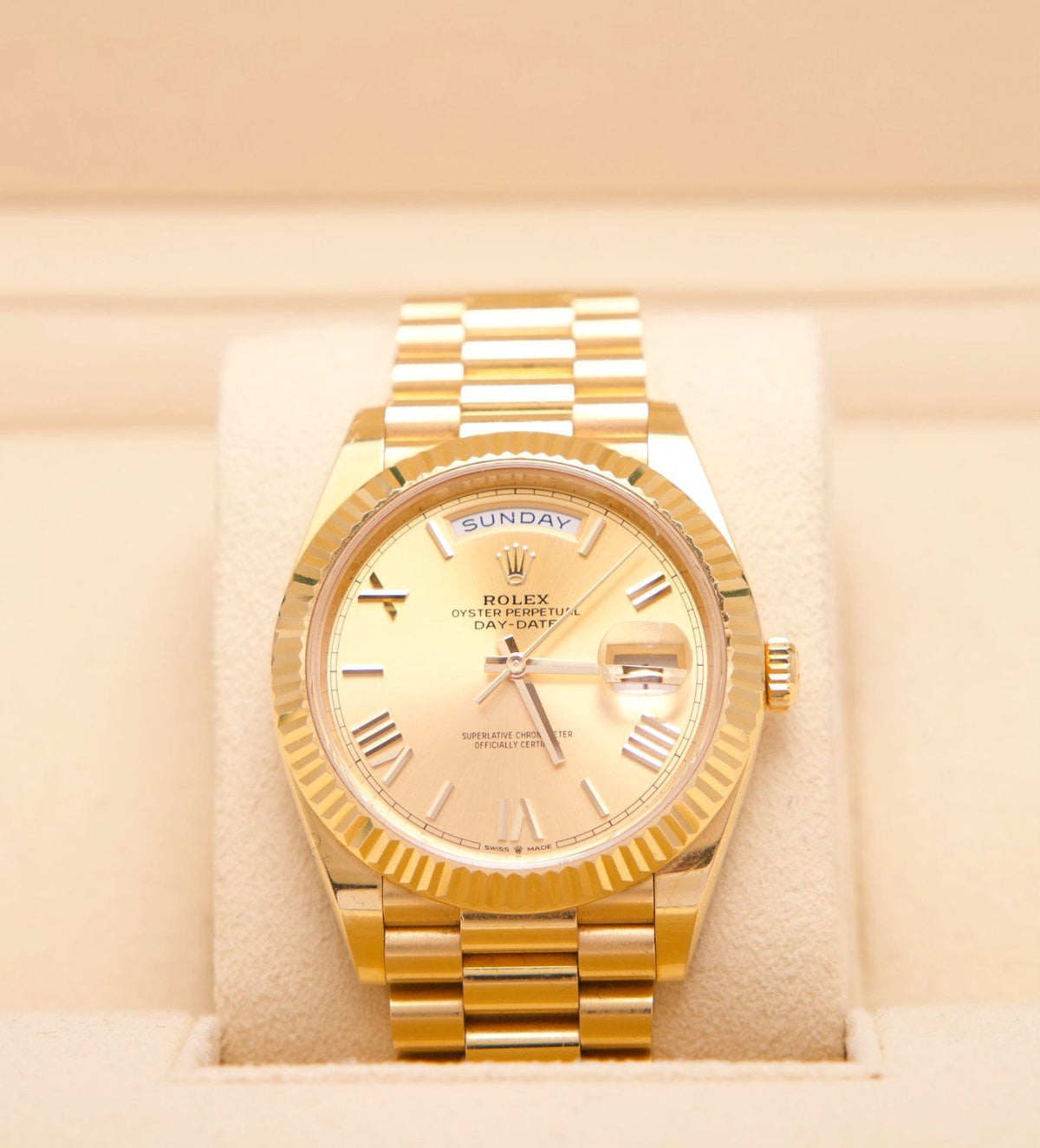 Rolex Day-Date 40 – Ref. 228238 | 18 Karat Gelbgold | Gold Roman Dial | 04/2023 | Fullset