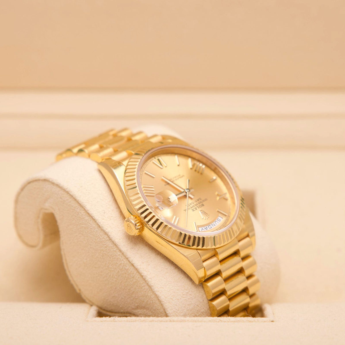 Rolex Day-Date 40 – Ref. 228238 | 18 Karat Gelbgold | Gold Roman Dial | 04/2023 | Fullset