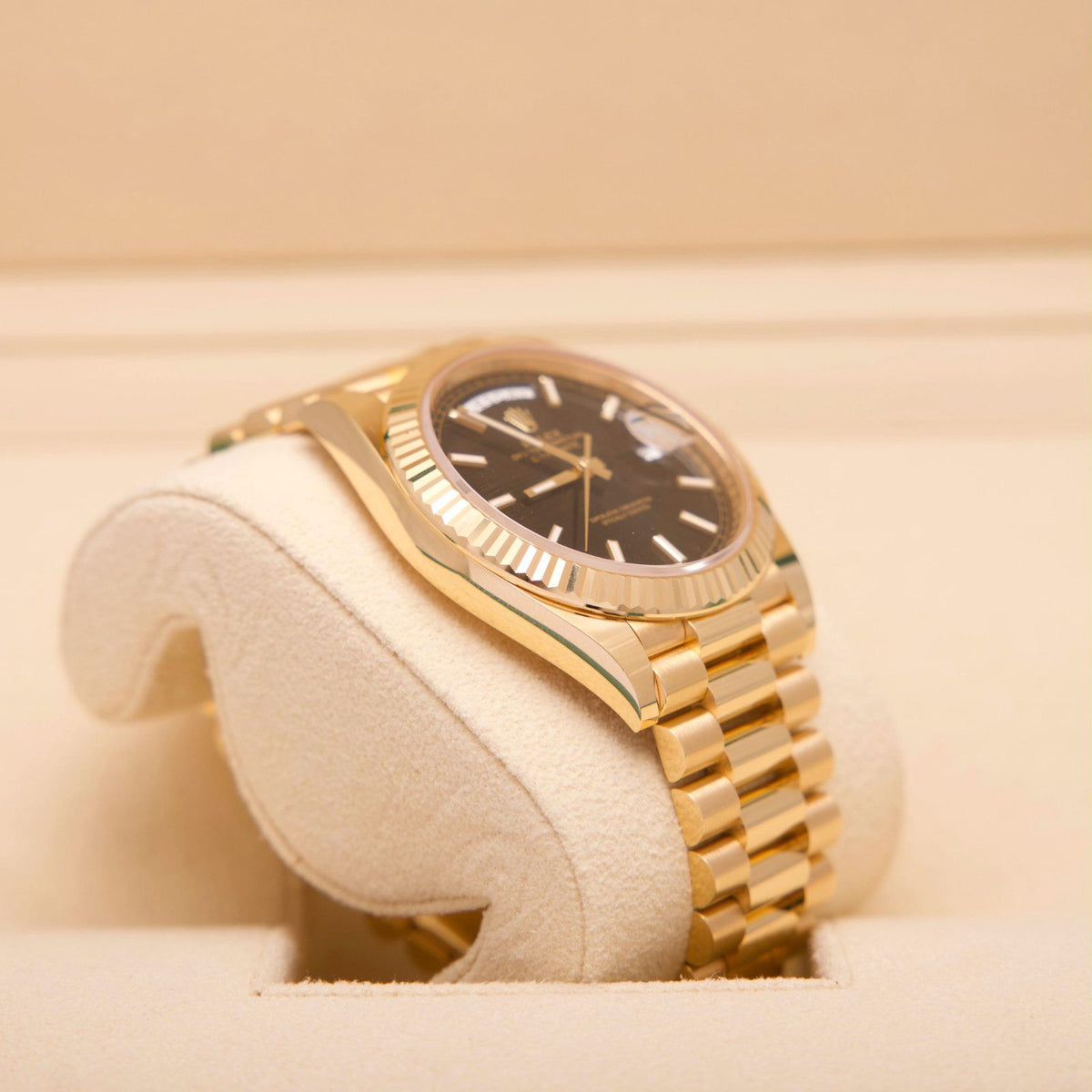 Rolex Day-Date 40 – Ref. 228238 | 18 Karat Gelbgold | Black Dial | 12/2024 | LC100 | Fullset