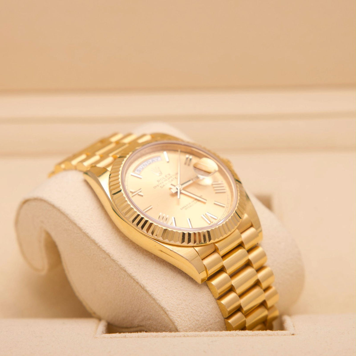 Rolex Day-Date 40 – Ref. 228238 | 18 Karat Gelbgold | Gold Roman Dial | 04/2023 | Fullset