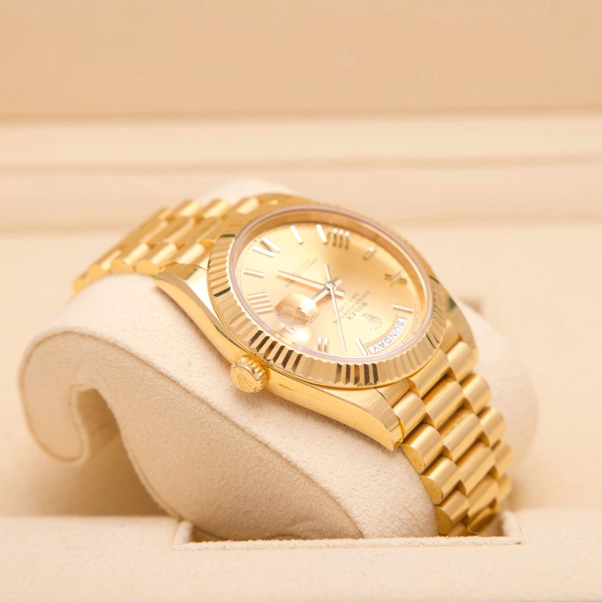 Rolex Day-Date 40 – Ref. 228238 | 18 Karat Gelbgold | Gold Roman Dial | 04/2023 | Fullset