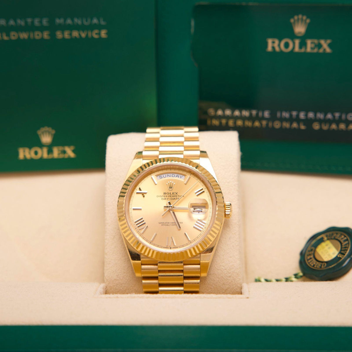 Rolex Day-Date 40 – Ref. 228238 | 18 Karat Gelbgold | Gold Roman Dial | 04/2023 | Fullset